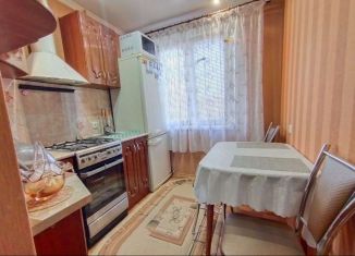 Трехкомнатная квартира в аренду, 62 м2, Старый Оскол, микрорайон Рудничный, 7