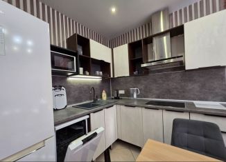 Сдаю в аренду 2-ком. квартиру, 65 м2, Сочи, улица Цюрупы, 32, микрорайон Новый Сочи