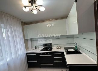 Продам 2-ком. квартиру, 60 м2, Армавир, улица Халтурина, 84