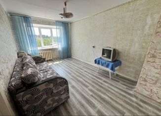 Сдается двухкомнатная квартира, 45 м2, Чусовой, улица 50 лет ВЛКСМ, 1