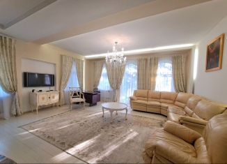 Сдаю в аренду 4-комнатную квартиру, 150 м2, Калининград, улица Каштановая Аллея, 3А