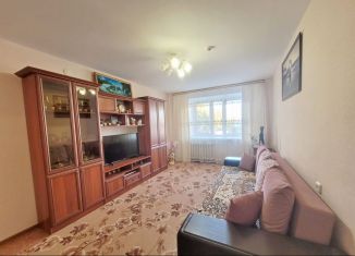 Продается 2-комнатная квартира, 51.2 м2, Киров, улица Зеленина, 1