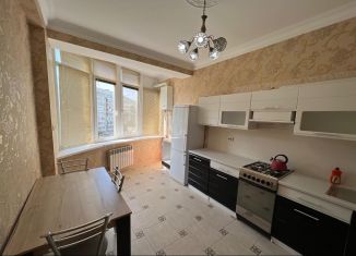 Сдам в аренду однокомнатную квартиру, 50 м2, Махачкала, улица Гайдара Гаджиева, 22Б