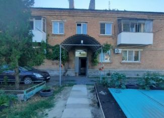 Продается трехкомнатная квартира, 43 м2, Батайск, улица Орджоникидзе, 115