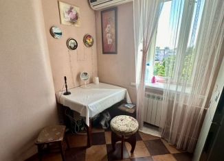 Продаю трехкомнатную квартиру, 60 м2, Аксай, Садовая улица, 2