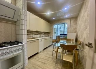 Продается 4-комнатная квартира, 85 м2, Крым, улица Героев Сталинграда, 23