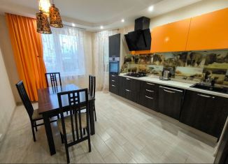 Сдам двухкомнатную квартиру, 68 м2, Псков, улица Кузбасской Дивизии, 26А