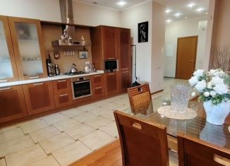 Продается 2-ком. квартира, 71.3 м2, Казань, улица Хади Атласи, 9