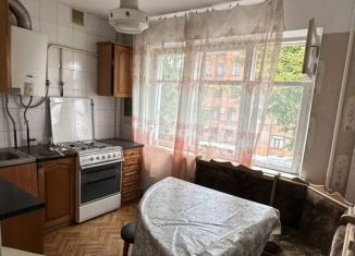 Продам 2-ком. квартиру, 52 м2, Майкоп, Привокзальная улица, 175