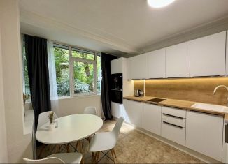 Сдается 2-ком. квартира, 42 м2, Сочи, Крымская улица, 32