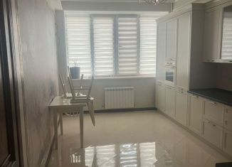 Продажа 3-ком. квартиры, 100 м2, Дагестан, проспект М. Омарова, 5