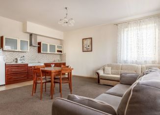 Сдаю в аренду 1-ком. квартиру, 80 м2, Калининград, Университетская улица, 2Г