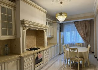 Продам 3-комнатную квартиру, 110 м2, Дагестан, улица Ирчи Казака, 117А