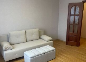 Сдаю 3-ком. квартиру, 78 м2, Москва, улица Винокурова, 2