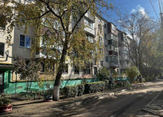 Продается двухкомнатная квартира, 45 м2, Невинномысск, площадь 50 лет Октября, 8