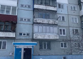 Двухкомнатная квартира на продажу, 52.8 м2, поселок городского типа Бачатский, улица Л. Шевцовой, 58