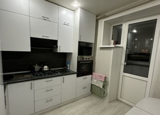 Продам 2-ком. квартиру, 49 м2, Кирово-Чепецк, улица Комиссара Утробина, 12